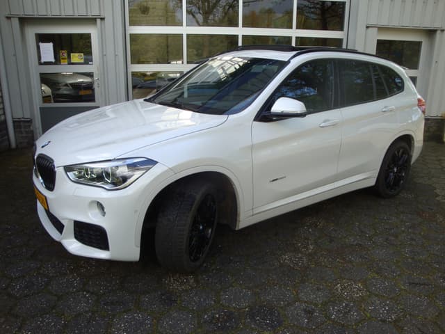 BMW X1 xDrive20i High Executive / Panorama dak